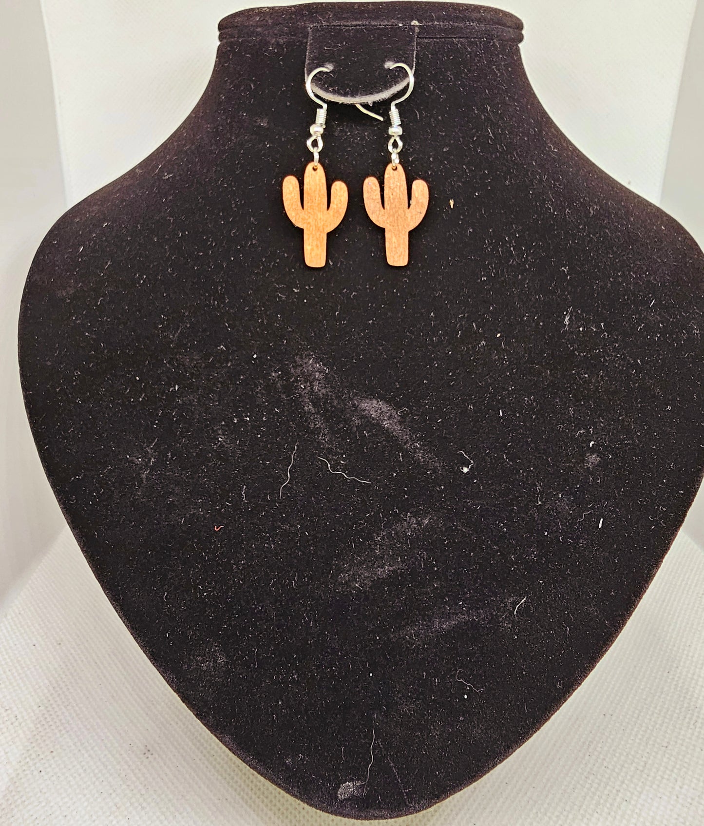 Aretes de madera con diseño de cactus