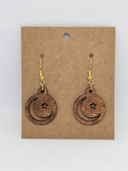 Aretes de madera con diseño de luna y estrella