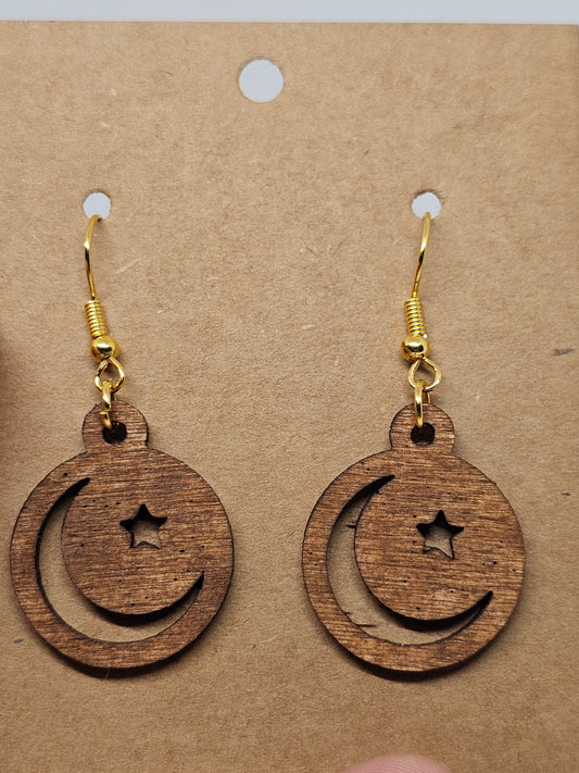 Aretes de madera con diseño de luna y estrella