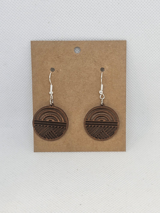 Aretes circulares en madera diseño geometrico
