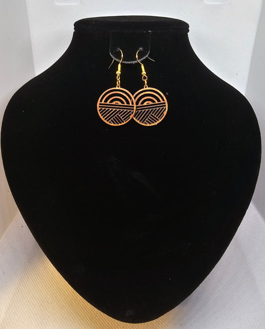 Aretes circulares en madera diseño geometrico