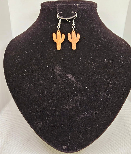 Aretes de madera con diseño de cactus